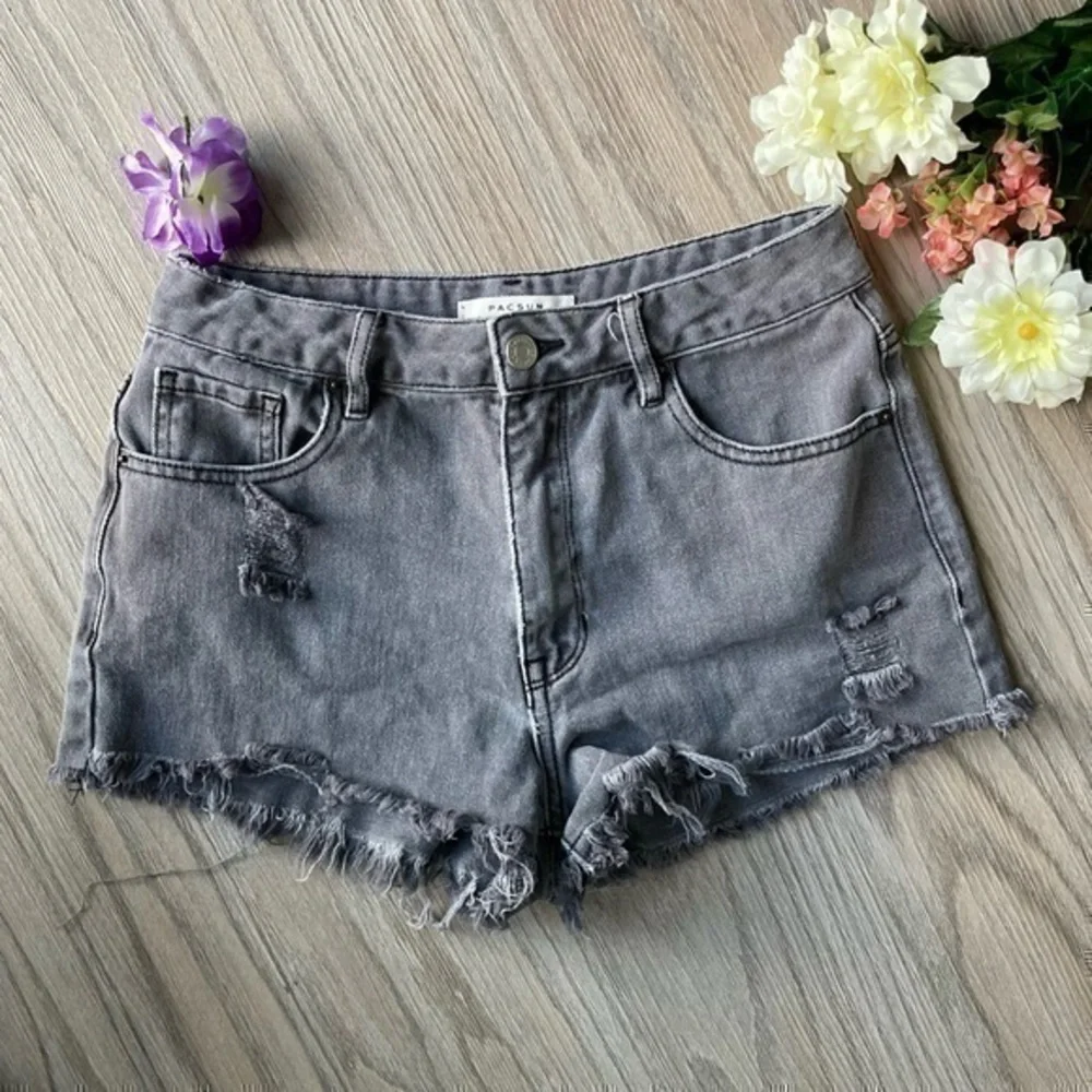 💋 Pacsun high rise festival black distressed jean denim shorts 26